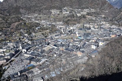 Vista d’Andorra la Vella, on es concentren la major part de les institucions, els comerços i els serveis, i d’Escaldes.