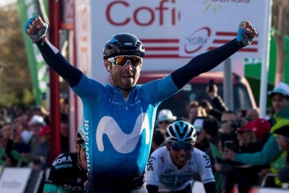 Alejandro Valverde levanta los brazos tras cruzar la meta en Valls.