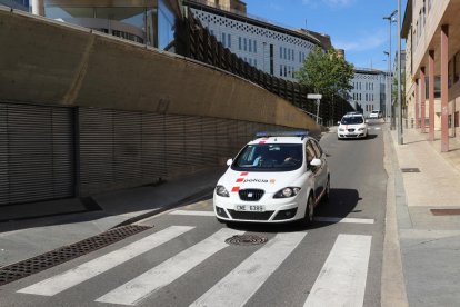 Els Mossos traslladant els detinguts del jutjat a la presó.