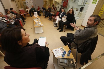 Carles Porta, autor invitado ayer en la sesión literaria conducida por Anna Sàez en la Biblioteca Pública.