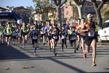 Un grupo de participantes durante los primeros compases de la carrera.