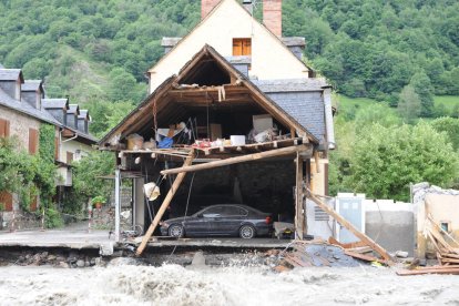 Una casa amb la façana demolida a Bossòst per la riuada del 2013.