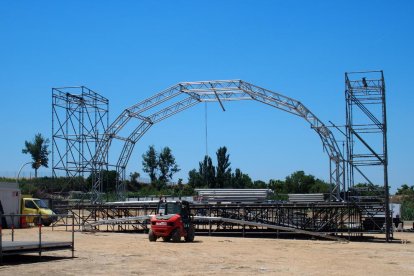 Instal·lació d’un dels escenaris del festival musical al parc de la Serra de Mollerussa.