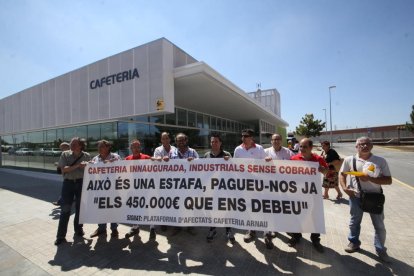 Els industrials es van arribar a manifestar davant de la cafeteria per reclamar que els paguessin.