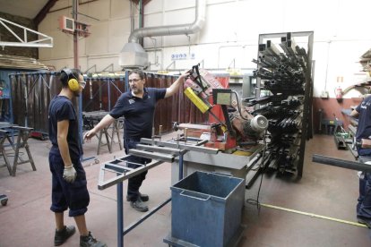 Alumnos de soldadura ayer trabajando en las instalaciones del IMO.