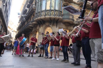 Música itinerant amb la Ilerband per l’Eix Comercial de Lleida.