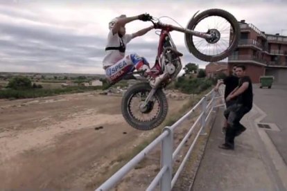 El pilot Arnau Farré protagonitza un nou vídeo viral