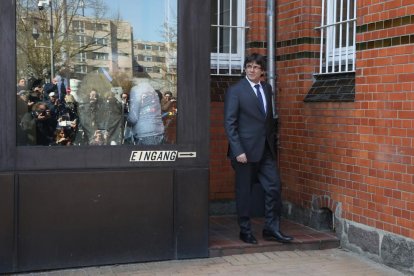 Carles Puigdemont, el 6 d’abril passat, quan va abandonar en llibertat sota fiança la presó alemanya.