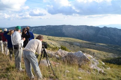 Imagen de turistas en una de las actividades de avistamiento de fauna en la reserva de Boumort. 