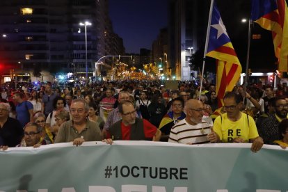 La marcha arrancó en Ricard Viñes y acabó junto al CAP de Cappont. En la imagen, a la altura del puente de la Universitat