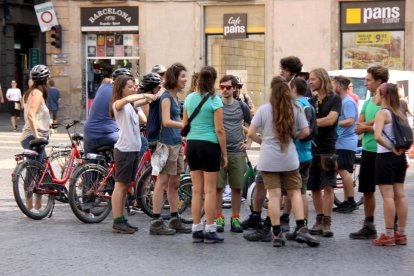 Turistas en la plaza Sant Jaume de Barcelona.