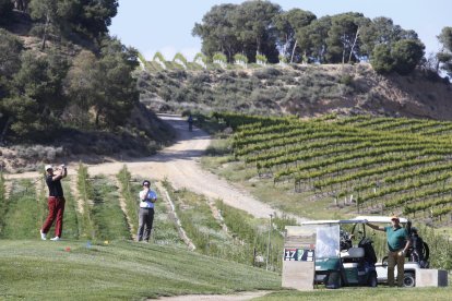 Unos jugadores practicando en el campo del Raimat Golf Club.