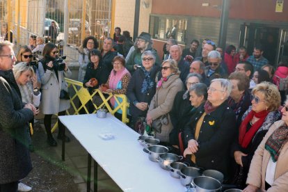 Talarn con los vecinos de Camarasa junto a las ollas con rancho que han elaborado.