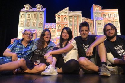 Actors i tècnics de la companyia lleidatana Festuc Teatre, que aquest any compleix el 15 aniversari.