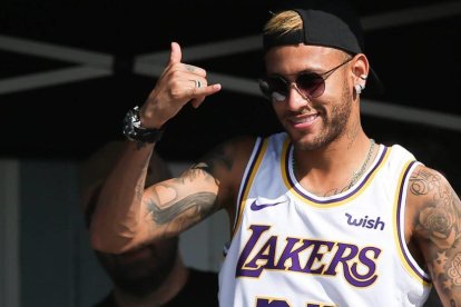 Neymar, cada cop menys futbolista