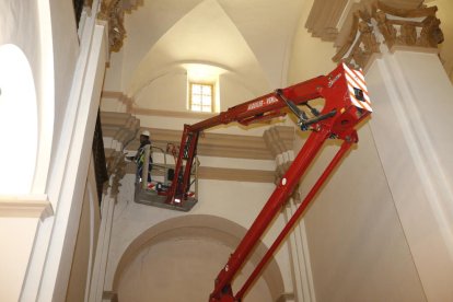 Obras en la iglesia de Algerri tras cerrarla por desprendimientos