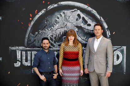 J.A. Bayona, Chris Pratt i Bryce Dallas Howard, ahir a Madrid.