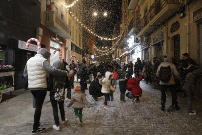 Los comerciantes de las calles Democràcia y Cardenal Remolins lograron que ayer ‘nevara’.