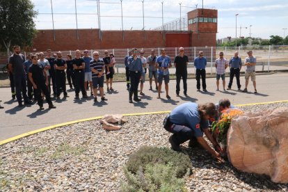 Bombers van dipositar flors davant la placa de record que hi ha al parc de Lleida.