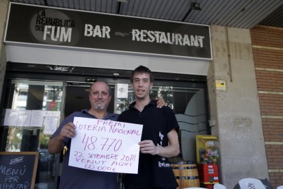 Albert Farré, propietari del local, amb l’Hèctor, un dels cambrers.