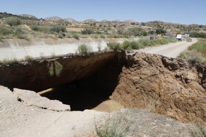 Es va rebentar la solera del canal, cosa que va provocar un gran clot al camí paral·lel a aquesta infraestructura a Tamarit de Llitera.