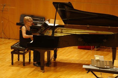 Una de las participantes en la clausura del curso de piano.