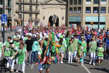 Centenares de peñistas cumplieron ayer a primera hora con el tradicional pasacalles por la ciudad hasta el recinto de los Camps Elisis.