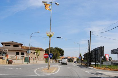 Veïns de Vallfogona de Balaguer, que van assegurar que aniran a votar a les eleccions generals.