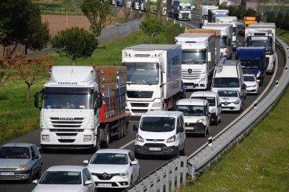 Imagen de archivo de colas en la autovía por un accidente.