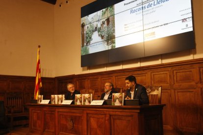 El director ejecutivo de SEGRE, Juan Cal; el presidente de la Diputación, Joan Reñé; y el autor del libro, Jordi Guardiola, ayer en el IEI.