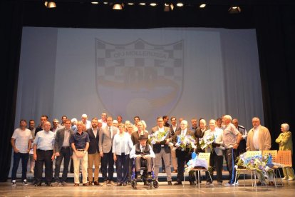 Vista general con los principales protagonistas que participaron ayer en el Centenario del Mollerussa.