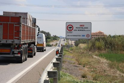 La señalización que obliga a los camiones a desviarse por la AP-2 entre Montblanc y Les Borges.