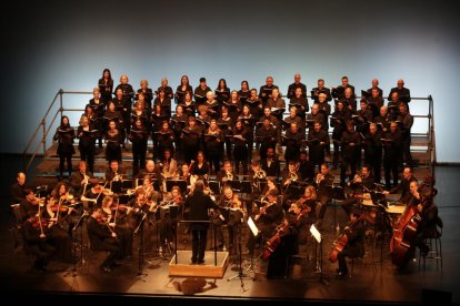 Un centenar de veus i intèrprets de l’Orfeó i l’Orquestra Julià Carbonell, ahir a la Llotja de Lleida.