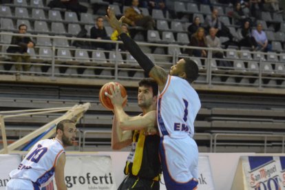 Una acció del partit disputat ahir al Barris Nord.