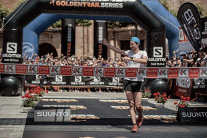 Kilian Jornet saluda a los aficionados en su paso por la línea de meta.