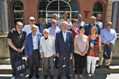 Impulsores y colaboradores del semanario durante la fiesta en la que se les rindió un homenaje.