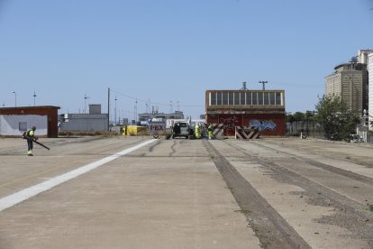 Un grup d’operaris treballant a la terminal, ahir.