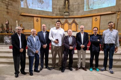 Los dos premiados en el centro de la imagen con autoridades y representantes de entidades culturales. 