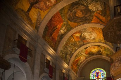 El pintor en la iglesia de Tàrrega donde pintó los frescos. 