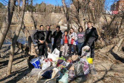 Miembros de la ONG Osmon con la basura recogida ayer. 