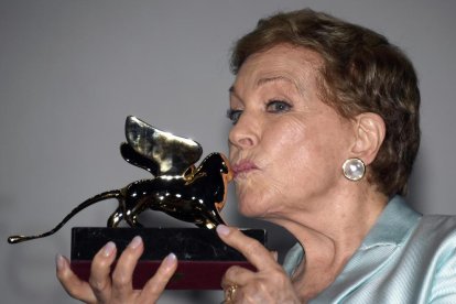 L’actriu Julie Andrews, emocionada al rebre ahir el Lleó d’Or.