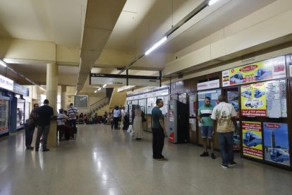 Imagen del interior de la estación, en el vestíbulo, donde usuarios esperaban ayer o compraban sus billetes.