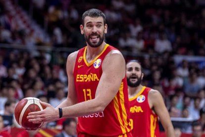 Marc Gasol, amb Ricky Rubio darrere, al partit d’ahir.