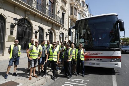 Algunos de los chóferes se manifestaron ayer ante la Paeria. 