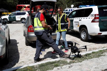 Dos policies nacionals manipulen un dron per buscar Blanca.