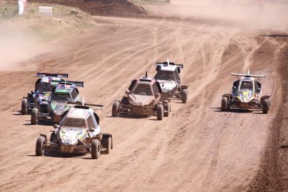 Diversos monoplaces en un instant de la prova al circuit del Parc de la Serra de Mollerussa.