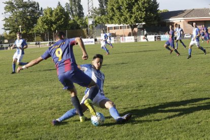 Un jugador del Soses i un altre del Torregrossa lluiten per una pilota, ahir durant el partit.