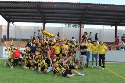 Plantilla, tècnics i aficionats de l’Angulària celebren, després de la victòria, el pas a la següent ronda de la Copa Catalunya.