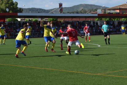 Un jugador de l’Artesa de Segre es disposa a rematar a porteria, en una de les nombroses ocasions que l’equip va tenir però que no va aconseguir transformar en gol.