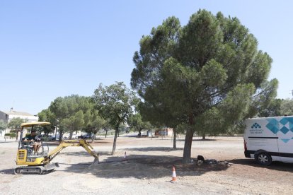 Operarios trabajaban ayer en la instalación de riego.